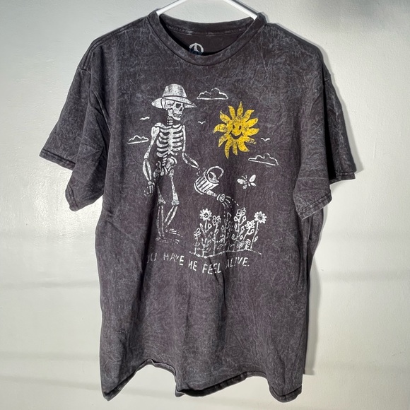 “You make me feel alive” graphic tee - Picture 1 of 3